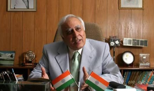 রাজ‍্য আইনজীবী কপিল সিব্বলের বক্তব্য  শুধু যেন এই রাজ‍্যে নির্বাচন, অন‍্য তিন রাজ‍্যে কোন কিছুই নেই।