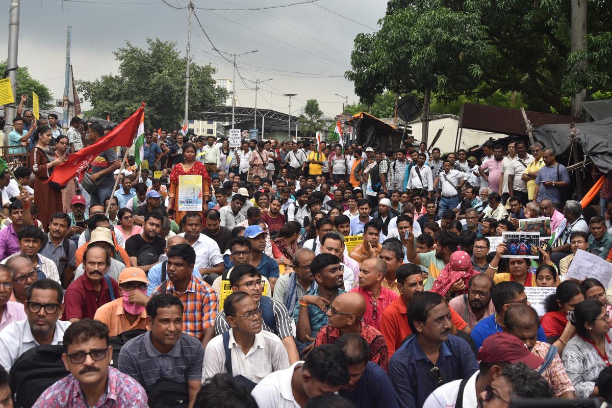 শিক্ষকদের স্বাধীনতা হরণকারী নতুন অগণতান্ত্রিক সরকারি নির্দেশ প্রত‍্যাহারের দাবী