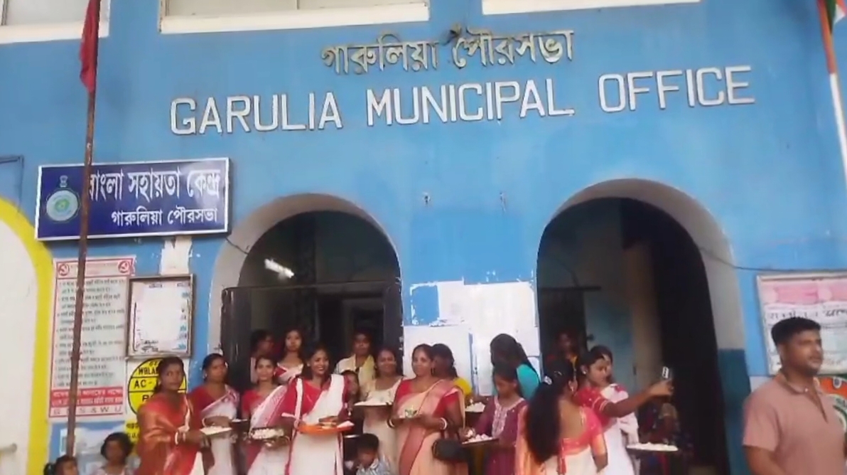 এবার গারুলিয়া পুরসভার ১১ তৃণমূল কাউন্সিলরের ইস্তফা, এরপর প্রশাসক? না পুরভোট?
