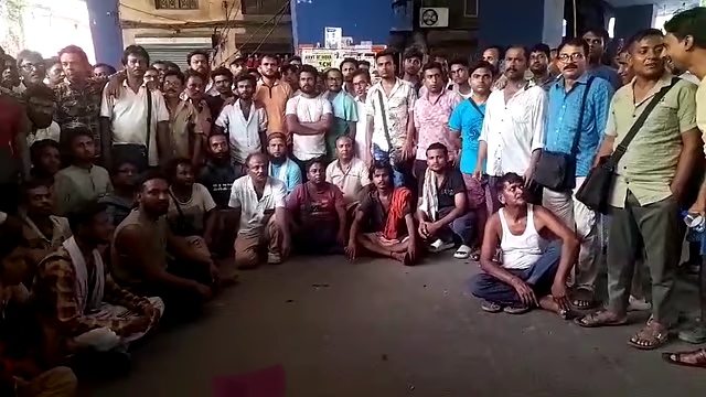 মঙ্গলা হাটের উচ্ছেদ হওয়া পথ ব্যবসায়ীদের বিক্ষোভ, পুলিশ আলোচনার পথে