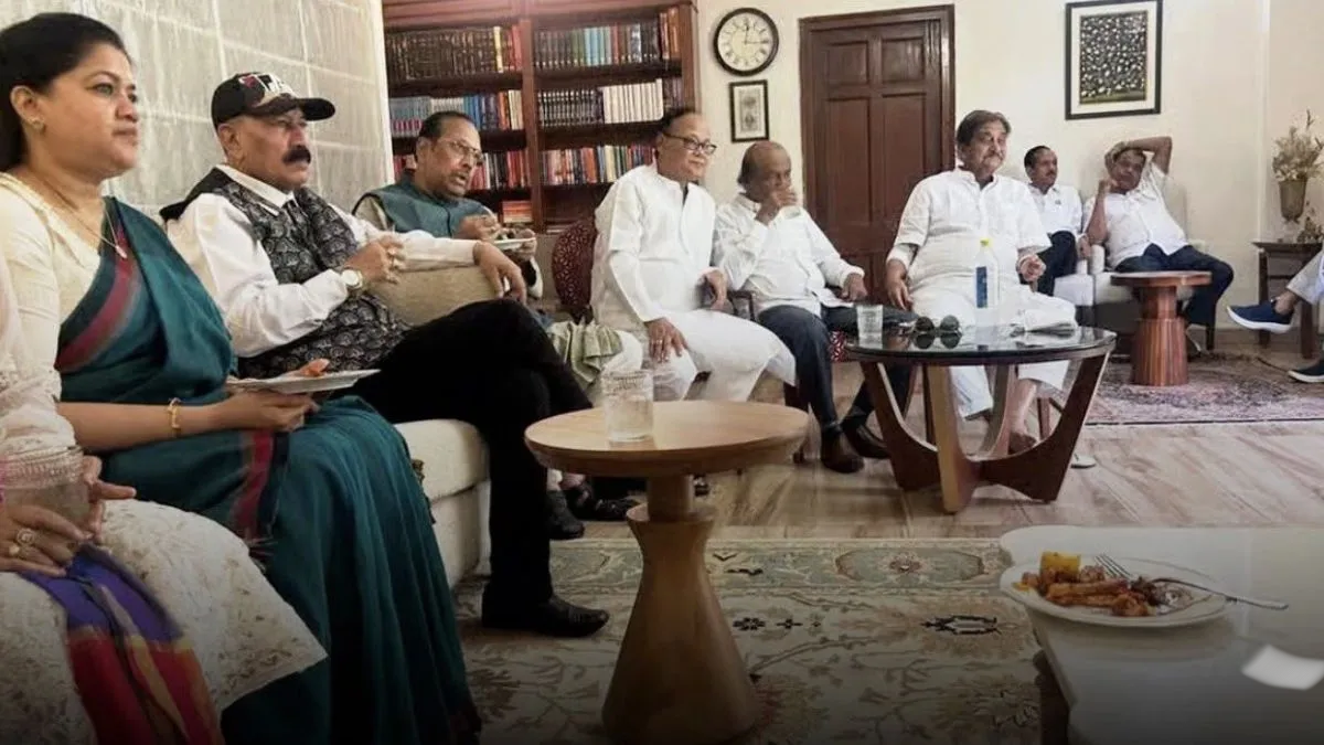 বিজেপি নেতার বাড়িতে শুভেন্দুকে সঙ্গে নিয়ে ‘বিদ্রোহী’ ১১ তৃণমূল সাংসদ, দল ভাঙছে