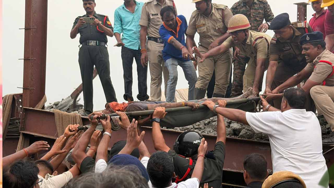 তারাতলার গুদাম বিপর্যয়ে মৃত ১১ শ্রমিক নীচে এখনও আটকে কিছু শ্রমিক! বর্ষণে কাজ ব‍্যহত