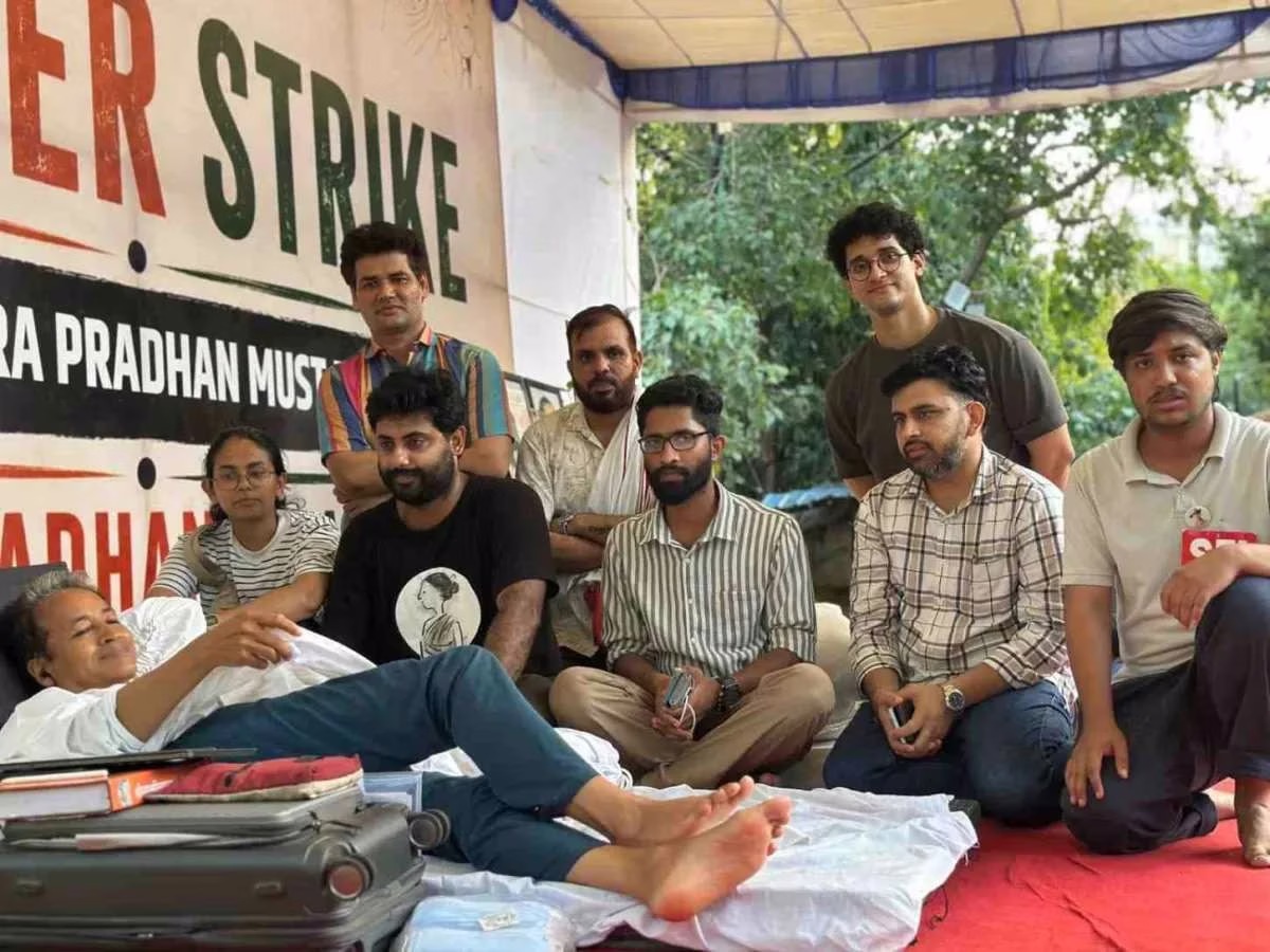 কেলেঙ্কারি শিক্ষামন্ত্রীর পদত্যাগ দাবীতে সোনমের অনশনের ১৩ দিন, SFI এসে সংহতি জানালো