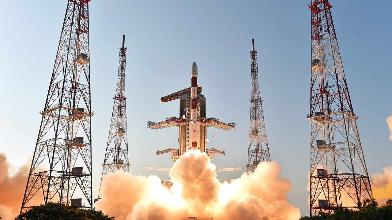মহাকাশ খাতেও বেসরকারি বিনিয়োগ! ISRO ছাড়ছেন শতাধিক বিজ্ঞানী, মেধার সংকট