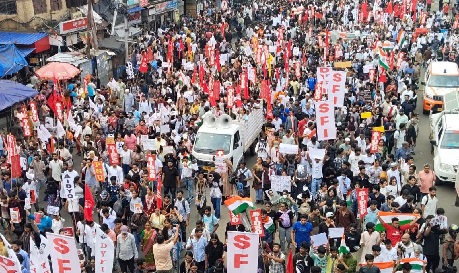 প্রশ্ন ফাঁস বিরোধী যৌবন তরঙ্গে উত্তাল কলকাতা, পুলিশের সাথে সংঘর্ষ