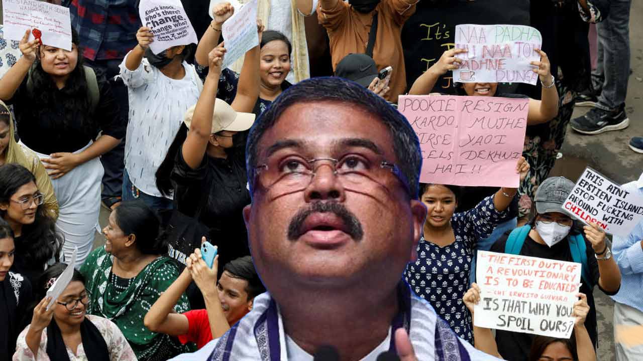 আন্দোলনের চাপে পদত্যাগ কেন্দ্রীয় শিক্ষামন্ত্রীর! 